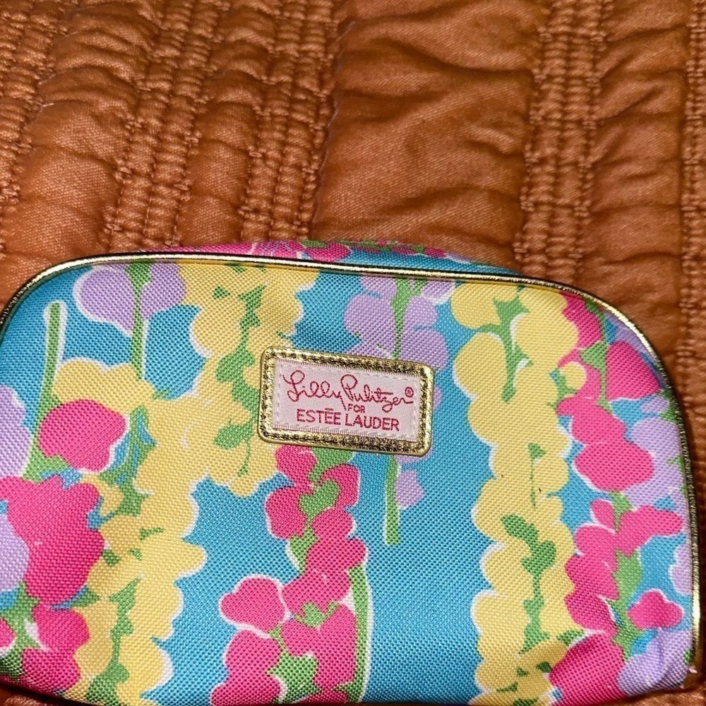 LILY PULITZER for ESTEE LAUDER
Gorgeous makeup/ travel bag with a summer print